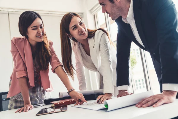 Empresarios y empresarias que trabajan en el cargo. — Foto de Stock