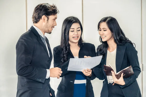 Geschäftsleute in Gruppengesprächen arbeiten im Büro. — Stockfoto