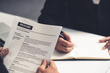 İnsan Kaynakları Müdürü CV özgeçmişini okudu