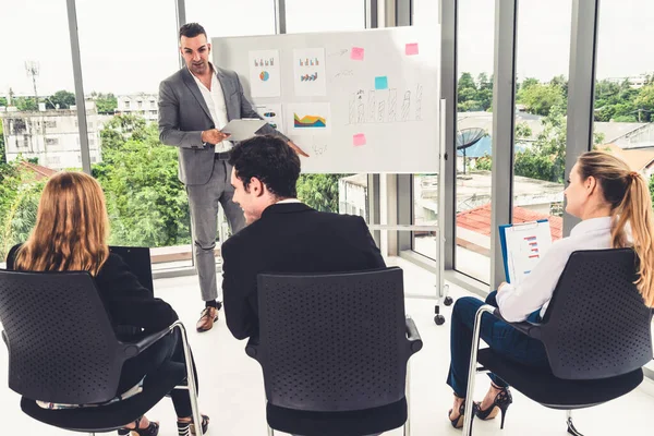 Empresarias y empresarios en reunión de grupo. — Foto de Stock