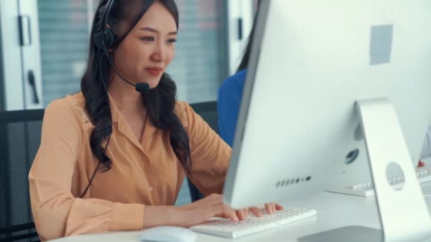 Zakenvrouw draagt headset en werkt actief op kantoor — Stockvideo