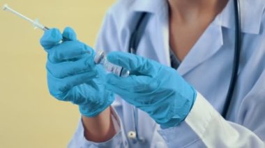 Yetenekli doktor aşıyı enjeksiyondan önce yeterince hazırlayın.
