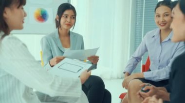İş adamları daire içinde otururken iş projesini ustaca tartışıyor