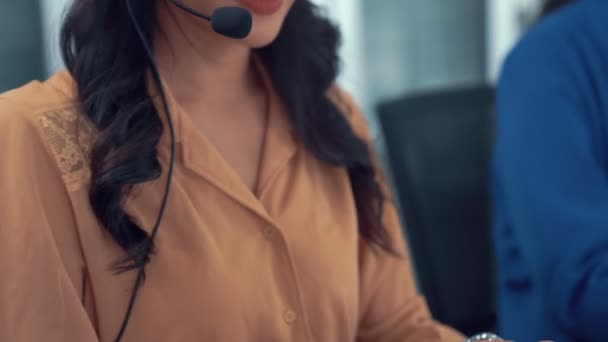 Geschäftsfrau mit Headset arbeitet aktiv im Büro — Stockvideo