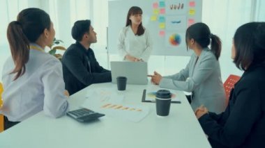 İş kadını, iş projesinde yeterlilikle yer alırsa ekipten kutlamalar aldı