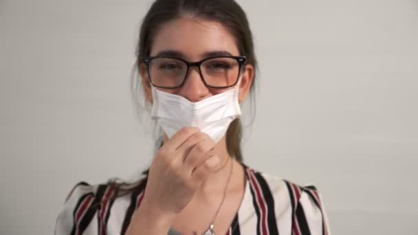 Wanita muda melepas masker wajah menghapus dari wajah — Stok Video