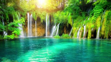 Plitvice Gölleri Hırvatistan 'daki şelale manzarasının kusursuz döngü sineması videosu