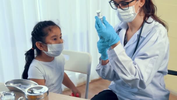 女学生到医院看熟练的医生接种疫苗 — 图库视频影像