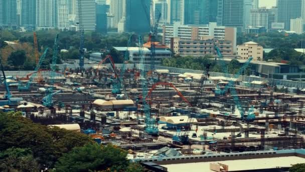 Vista panorâmica da paisagem urbana e canteiro de obras em metrópole — Vídeo de Stock