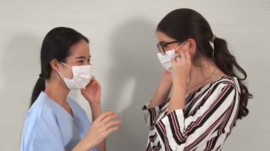 Mutlu arkadaşlar maskesini çıkarıp birbirlerine sıkıca sarılırlar.