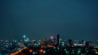 Metropolis şehir merkezindeki hızlandırılmış gece manzarası ve yüksek binalar