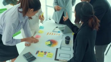 İş adamları iş projesini toplantı masasında yeterince tartıştılar