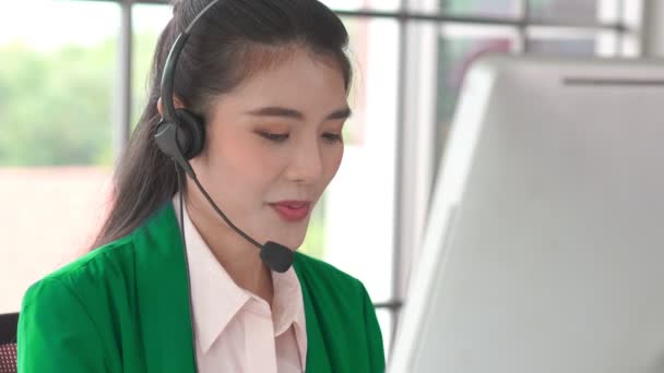 Femme d'affaires portant un casque travaillant activement au bureau — Video