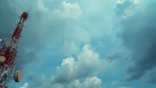 Grande torre de telecomunicações contra céu e nuvens no fundo — Vídeo de Stock