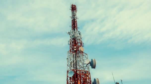 Tijdsverloop van telecommunicatietoren tegen lucht en wolken op de achtergrond — Stockvideo