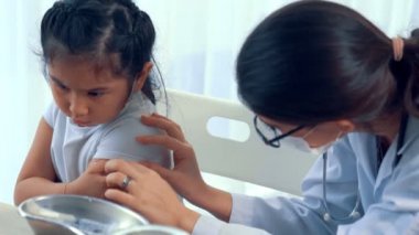 Liseli kız, aşı için yetenekli doktoru hastanede ziyaret ediyor.