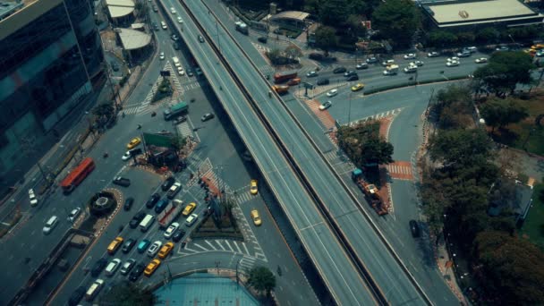 Carrefour routier achalandé dans le centre-ville de la métropole — Video