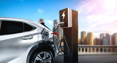 Yeşil enerji ve ekolojik güç kavramında elektrikli araba şarj istasyonu