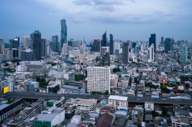 Metropolis şehir merkezindeki şehir manzarası ve yüksek binalar