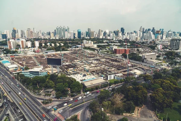 Panoramatický pohled na město a staveniště v metropoli — Stock fotografie