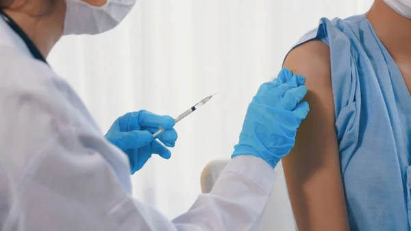 Junge Frau besucht geschickten Arzt im Krankenhaus zur Impfung — Stockfoto