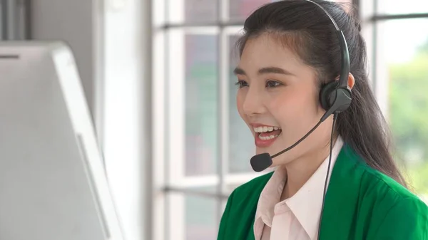 Geschäftsfrau mit Headset arbeitet aktiv im Büro — Stockfoto