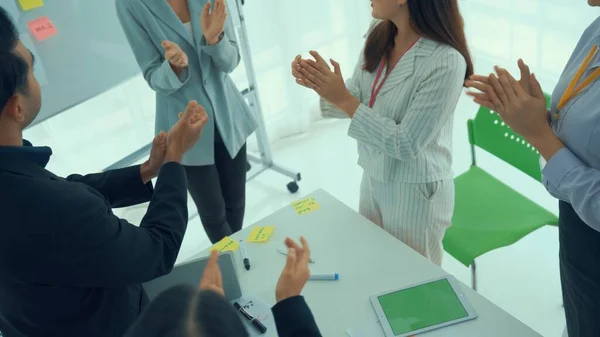 Empresaria hábilmente presente proyecto de trabajo recibe celebraciones del equipo — Foto de Stock