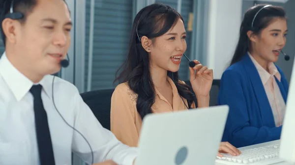 Zakenmensen die een headset dragen en actief aan het werk zijn — Stockfoto