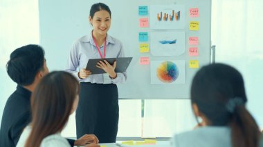 Yetenekli iş kadını takım liderinin iş projesi sunumu