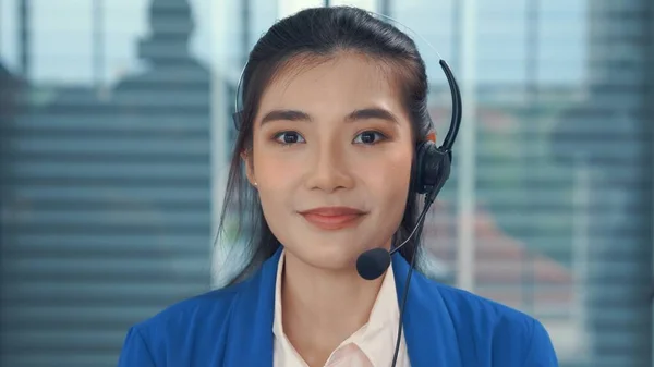 Videollamada vista de cámara de la mujer de negocios habla activamente en videoconferencia — Foto de Stock