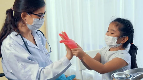 Niña de la escuela visita al hábil médico en el hospital para vacunarse — Foto de Stock