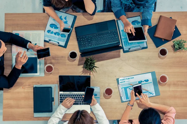 Gente de negocios en reunión de grupo en la oficina. — Foto de Stock