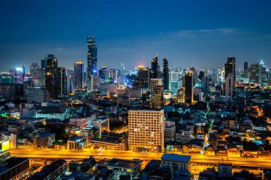 Metropolis şehir merkezinde gece manzarası ve yüksek binalar