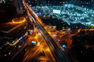 Metropolis şehir merkezinde gece yoğun karayolu kavşağı var.