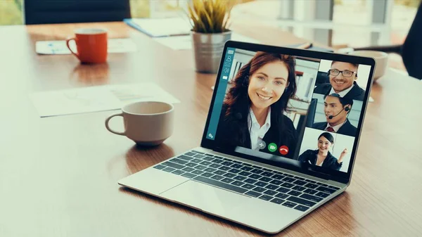 Videollamada reunión de gente de negocios en el lugar de trabajo virtual u oficina remota —  Fotos de Stock