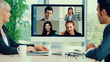 Sanal işyerinde ya da ücra bir ofiste grup iş adamları buluşması