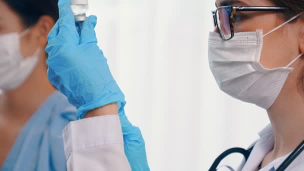 年轻妇女到医院看技术熟练的医生接种疫苗 — 图库视频影像