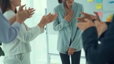 İş kadını, iş projesinde yeterlilikle yer alırsa ekipten kutlamalar aldı
