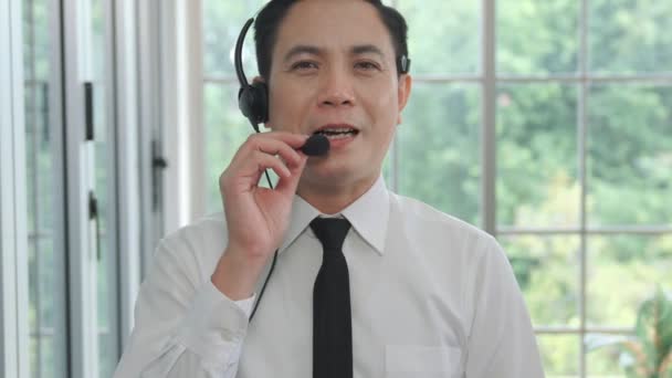 Videocamera bekijken van zakenman praat actief in videoconferentie — Stockvideo