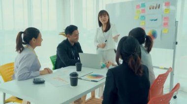 Yetenekli iş kadını takım liderinin iş projesi sunumu