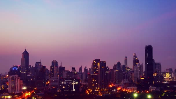 Caducidad del tiempo de transición diurna y nocturna del paisaje urbano y los edificios de la metrópoli — Vídeo de stock