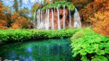 Plitvice Gölleri Hırvatistan 'daki şelale manzarasının kusursuz döngü sineması videosu