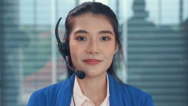 Vidéo caméra d'appel de la femme d'affaires parle activement en vidéoconférence — Video