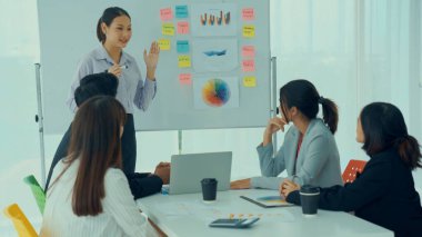 Yetenekli iş kadını takım liderinin iş projesi sunumu