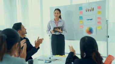 İş kadını, iş projesinde yeterlilikle yer alırsa ekipten kutlamalar aldı