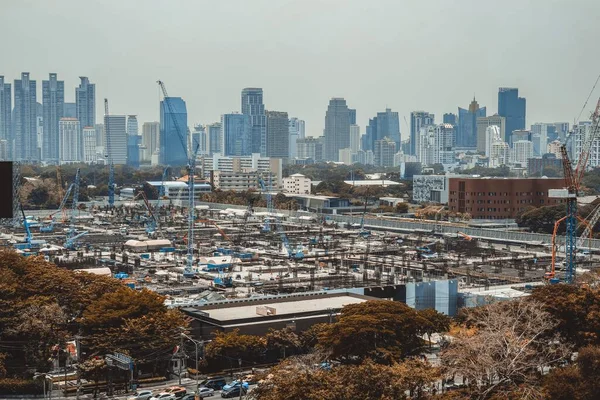 Panoramisch uitzicht op stadsgezicht en bouwplaats in metropool — Stockfoto