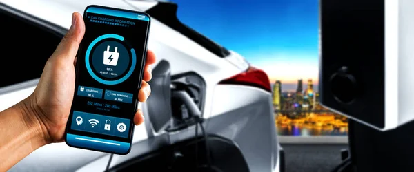 モバイルアプリ表示充電器付き電気自動車用EV充電ステーションのステータス — ストック写真