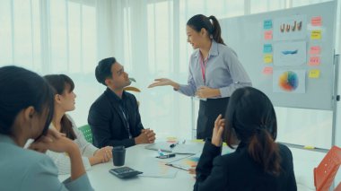 Yetenekli iş kadını takım liderinin iş projesi sunumu