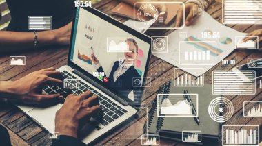 Şirket personeli toplantısındaki iş adamlarının yaratıcı görüntüsü