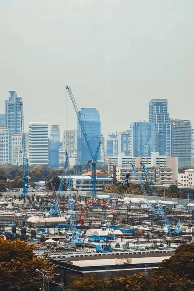 大都市城市景观与建筑工地全景 — 图库照片